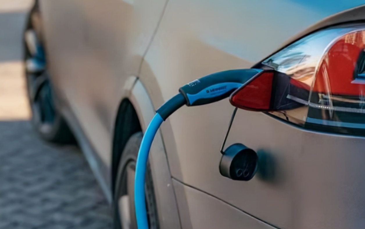 威马被爆锁电降续航 用户为何对新能源车的安全担忧增加？