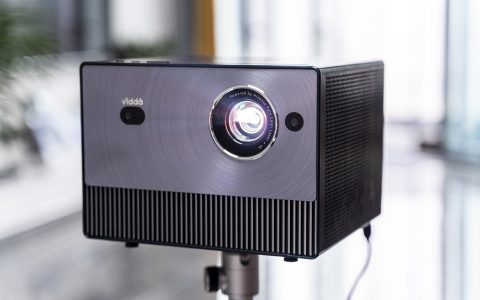 怎么选激光投影仪？测评后我们得出了答案：Vidda C1胜出