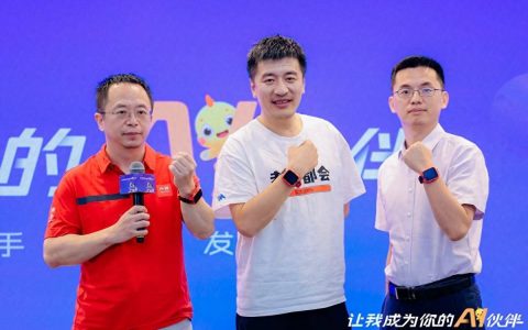 抢占大模型硬件赛道，360推出首款大模型AI儿童手表A9红衣版