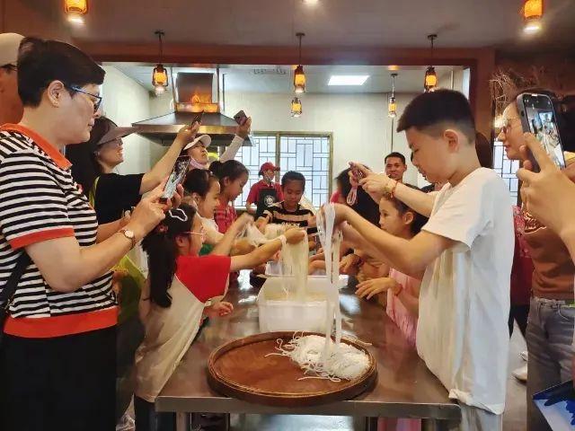 千亿亲子游市场蓝海爆发！这届家长带娃卷出“新花样”