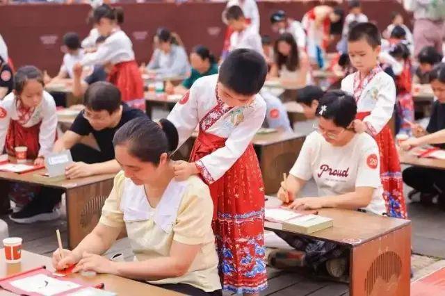 千亿亲子游市场蓝海爆发！这届家长带娃卷出“新花样”