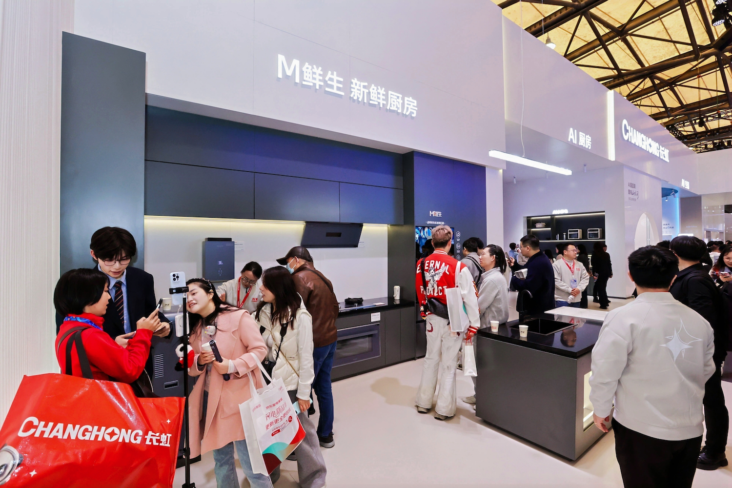 AWE逛展记：在长虹展台看见新消费、新AI+的七个变化
