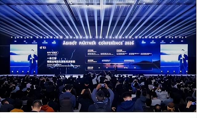 智元APC2026举办:发布XYZ曲线与358 宏图,全面迈入具身智能部署态